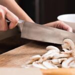 Achei que fosse besteira, mas afiei minha faca com papel alumínio e me surpreendi