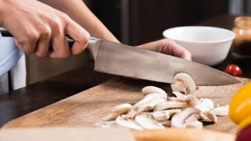 Achei que fosse besteira, mas afiei minha faca com papel alumínio e me surpreendi