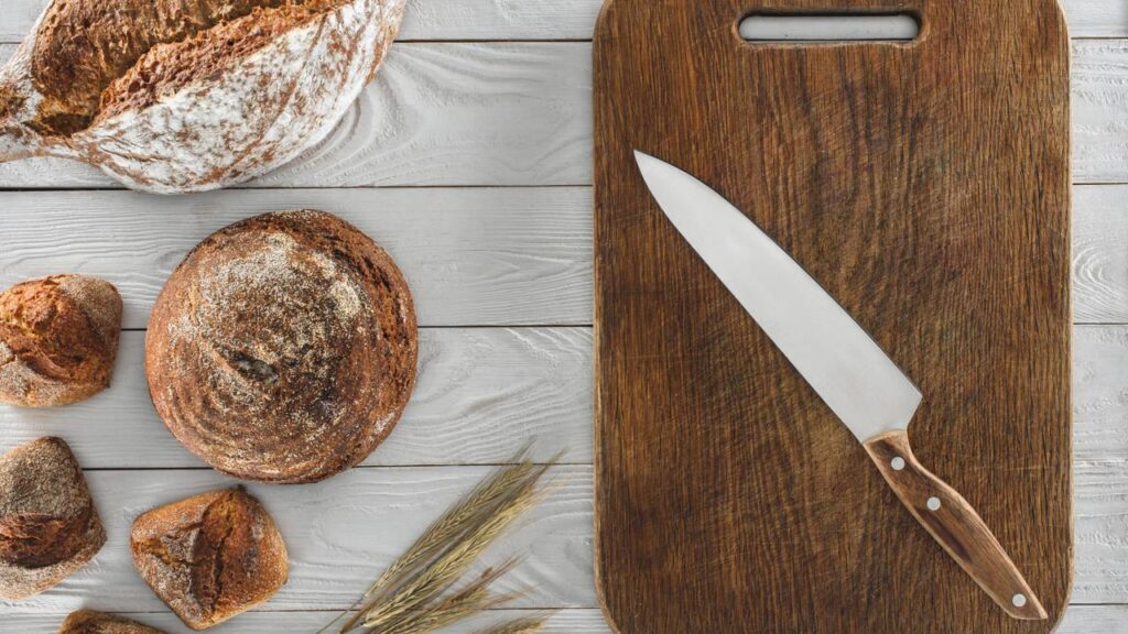 Achei que fosse besteira, mas afiei minha faca com papel alumínio e me surpreendi