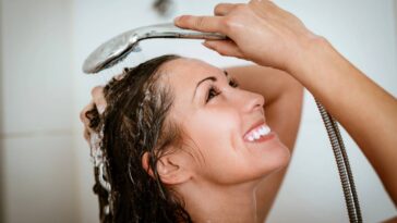 O vinagre branco é um produto acessível e versátil que muitas pessoas já têm em casa - Créditos: depositphotos.com / MilanMarkovic