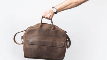 Crochê em bolsas prontas virou tendência entre quem busca estilo exclusivo