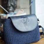 Crochê sobre couro para personalizar roupas e acessórios com estilo artesanal