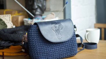 Crochê sobre couro para personalizar roupas e acessórios com estilo artesanal