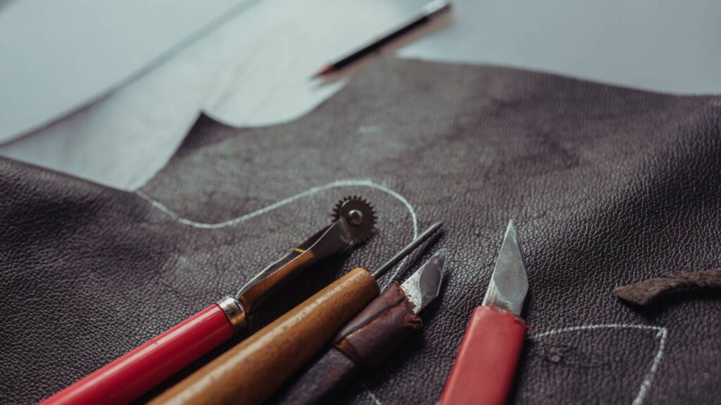Crochê sobre couro para personalizar roupas e acessórios com estilo artesanal