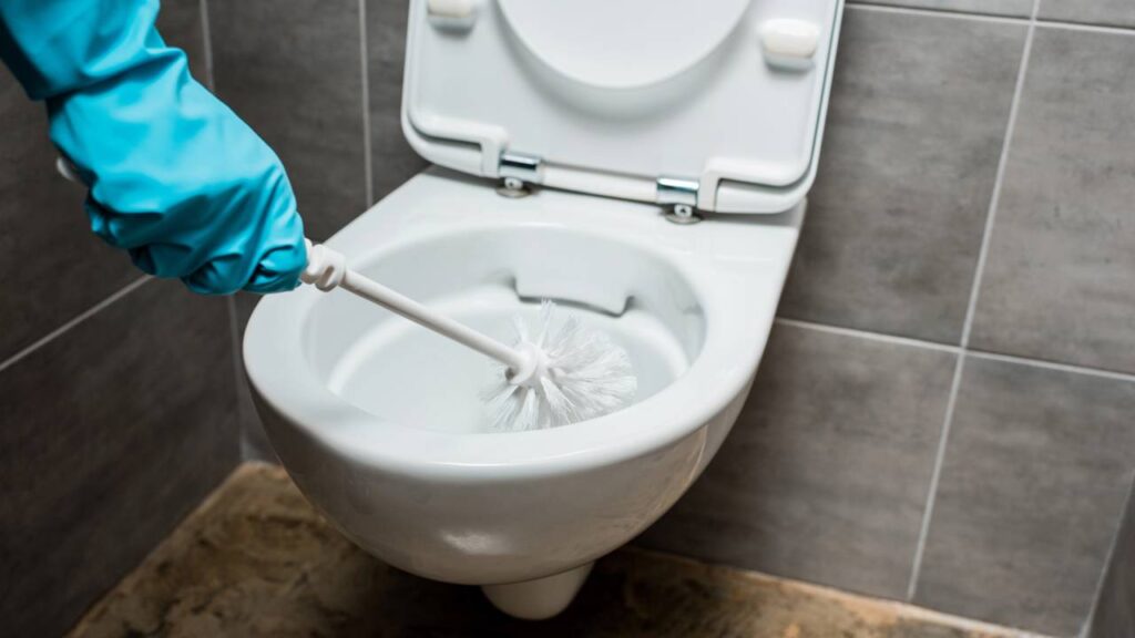 A mistura de sal, bicarbonato de sódio e óleo é uma fórmula caseira que higieniza o banheiro de forma eficaz - Créditos: depositphotos.com / HayDmitriy