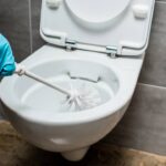 A mistura de sal, bicarbonato de sódio e óleo é uma fórmula caseira que higieniza o banheiro de forma eficaz - Créditos: depositphotos.com / HayDmitriy