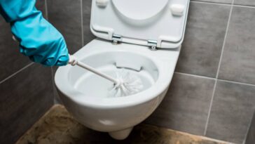 A mistura de sal, bicarbonato de sódio e óleo é uma fórmula caseira que higieniza o banheiro de forma eficaz - Créditos: depositphotos.com / HayDmitriy