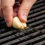 Esse truque com o dente de alho é a solução definitiva para um churrasco sem dores de cabeça.