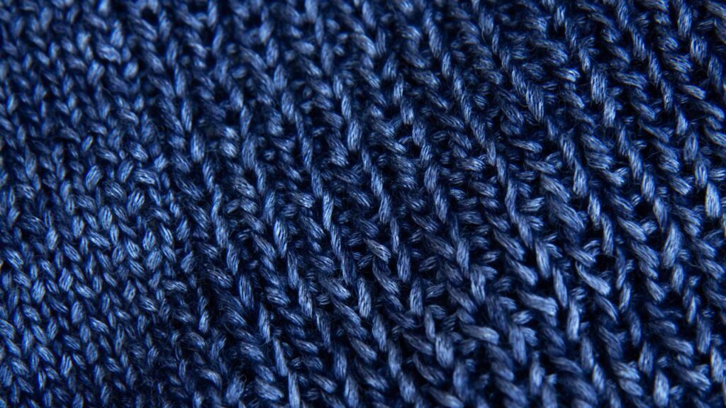 Elegância em cada ponto, aprenda a fazer a clutch de crochê com fecho metálico e pérolas