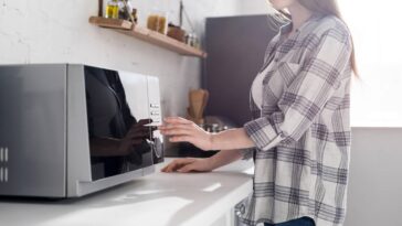 Esse truque com vinagre deixou meu micro-ondas brilhando em 5 minutos
