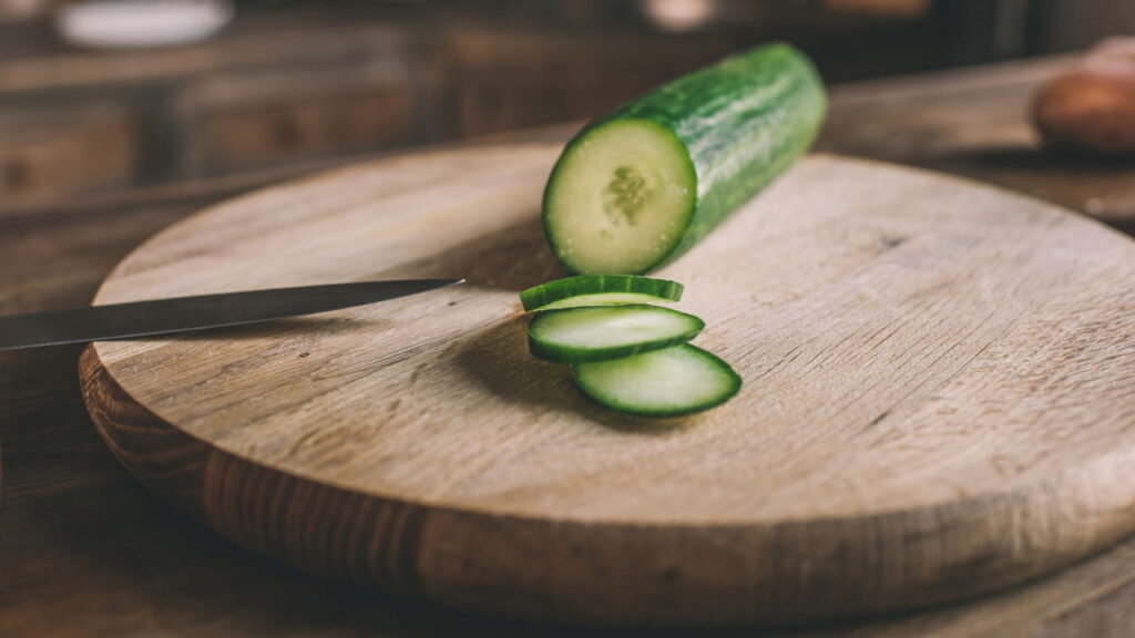 Para que serve esfregar casca de pepino no espelho e quais são seus benefícios