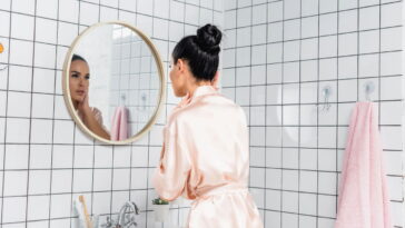 Para que serve esfregar casca de pepino no espelho e quais são seus benefícios