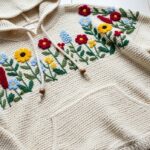 Moletom em crochê com bordado floral estilizado para um visual moderno e artesanal