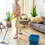 Por que usar vinagre e detergente no piso de madeira e como aplicar corretamente''