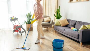 Por que usar vinagre e detergente no piso de madeira e como aplicar corretamente''