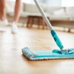 Por que usar vinagre e detergente no piso de madeira e como aplicar corretamente''
