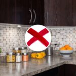 A tendência de 2025 reduz o uso excessivo de azulejos, priorizando materiais mais acolhedores e sofisticados para a cozinha - Créditos: depositphotos.com / StudioLightAndShade / depositphotos.com / jamenp