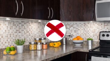 A tendência de 2025 reduz o uso excessivo de azulejos, priorizando materiais mais acolhedores e sofisticados para a cozinha - Créditos: depositphotos.com / StudioLightAndShade / depositphotos.com / jamenp