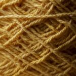 Vestido de crochê com fios leves valoriza o corpo com frescor e elegância