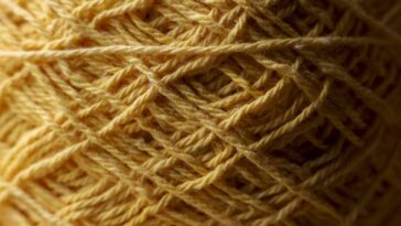 Vestido de crochê com fios leves valoriza o corpo com frescor e elegância