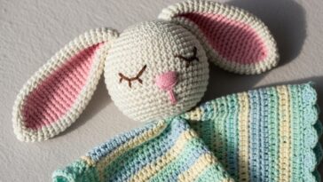 Naninha de crochê em formato de coelhinho para aconchegar recém-nascidos com carinho