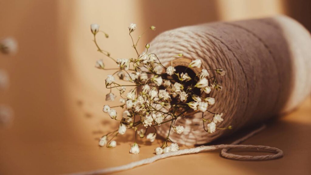 Cesto de crochê estruturado com fio de malha grosso e acabamento firme