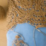 Capa de almofada de crochê com ponto alto cruzado e toque sofisticado