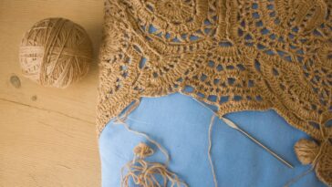 Capa de almofada de crochê com ponto alto cruzado e toque sofisticado