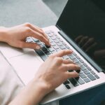 Capa de notebook em crochê acolchoado para proteção e estilo artesanal