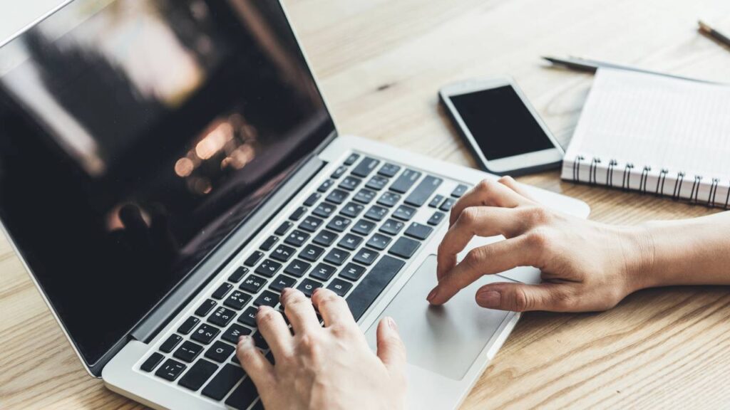 O erro mais comum na limpeza de laptops que pode te custar caro