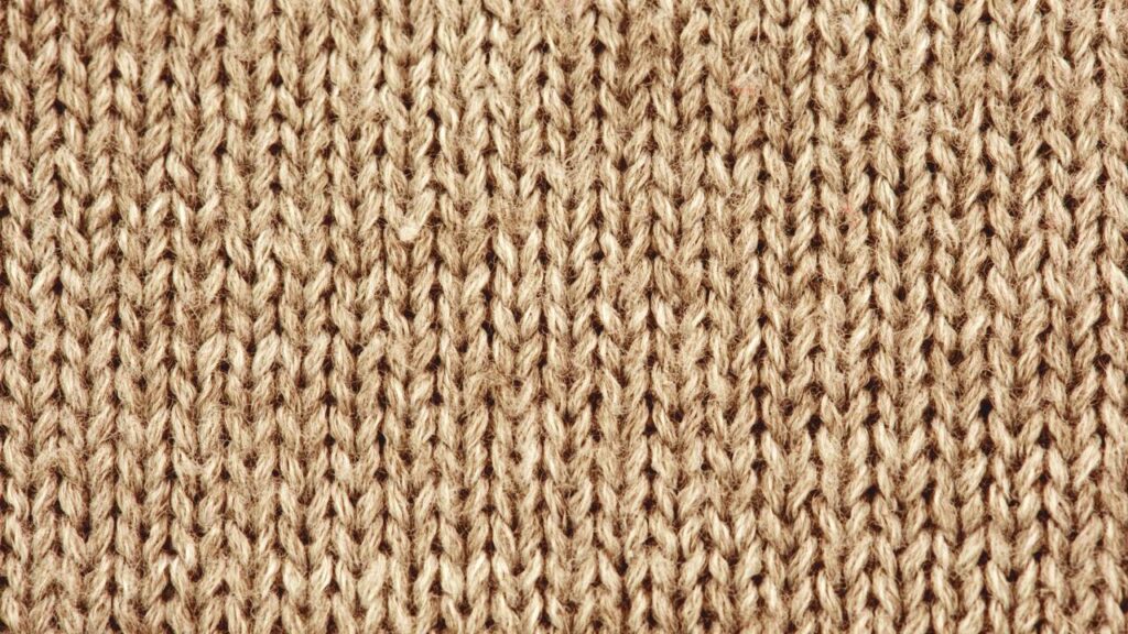 Cesto de crochê estruturado com fio de malha grosso e acabamento firme