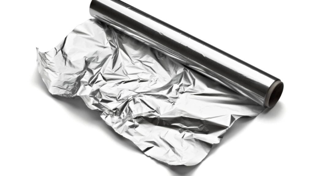 Remova o gelo do freezer em poucos minutos com papel alumínio de forma prática // Créditos: depositphotos.com / PicsFive