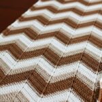 Passadeira retangular em crochê com ponto chevron colorido para renovar sua decoração
