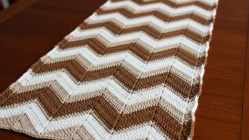 Passadeira retangular em crochê com ponto chevron colorido para renovar sua decoração