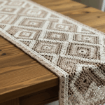 Caminho de mesa em crochê com desenhos geométricos para decorar com estilo