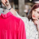 Estudo revela as cores que pessoas com autoestima baixa preferem usar