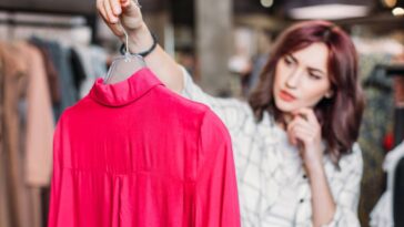 Estudo revela as cores que pessoas com autoestima baixa preferem usar