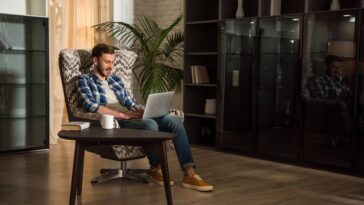 O que a psicologia explica sobre o hábito de balançar a perna enquanto se está sentado