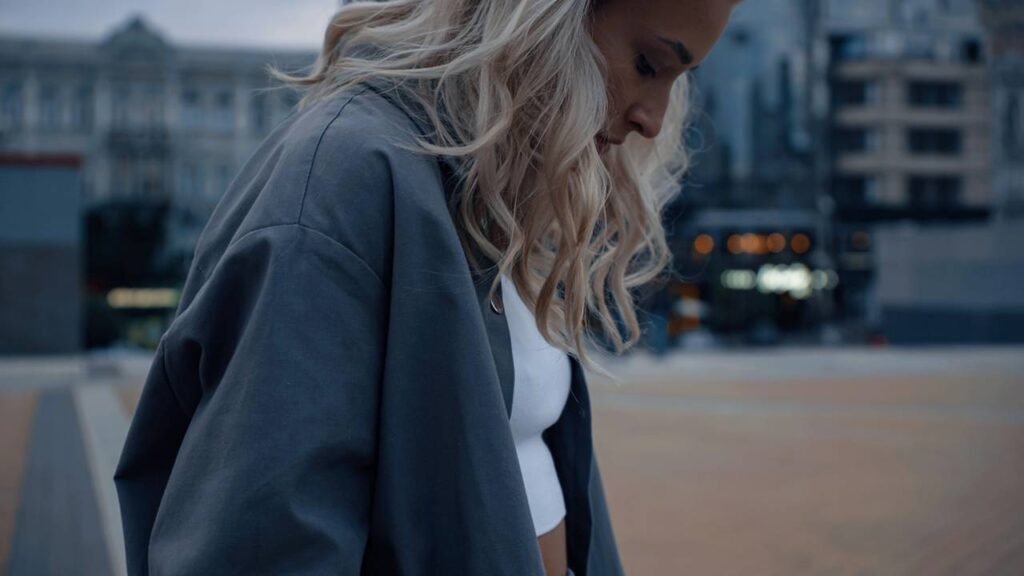 O que significa caminhar de cabeça baixa segundo a psicologia