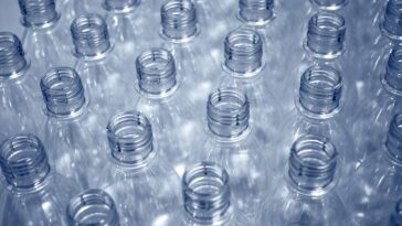 O motivo por trás das garrafas viradas na terra vai te surpreender