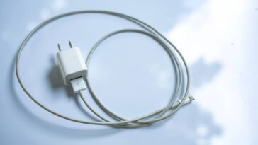 Depois que comecei a guardar meus carregadores desse jeito, nunca mais perdi nenhum