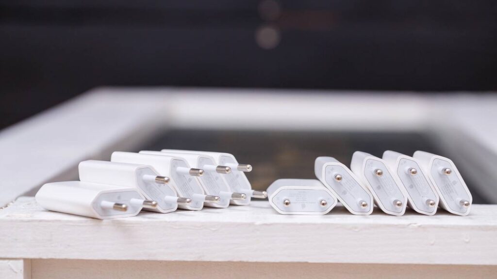 Depois que comecei a guardar meus carregadores desse jeito, nunca mais perdi nenhum