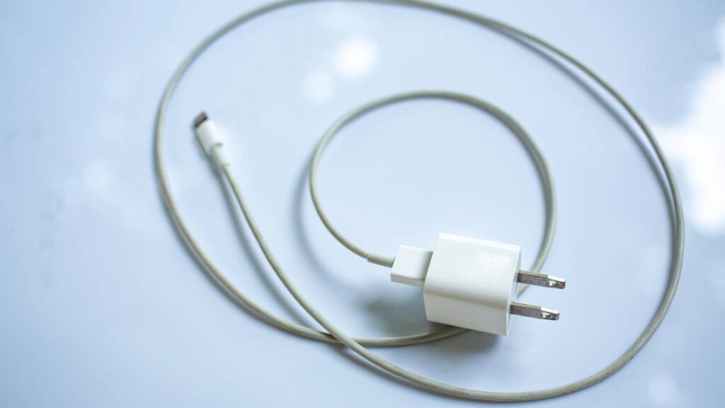 Depois que comecei a guardar meus carregadores desse jeito, nunca mais perdi nenhum