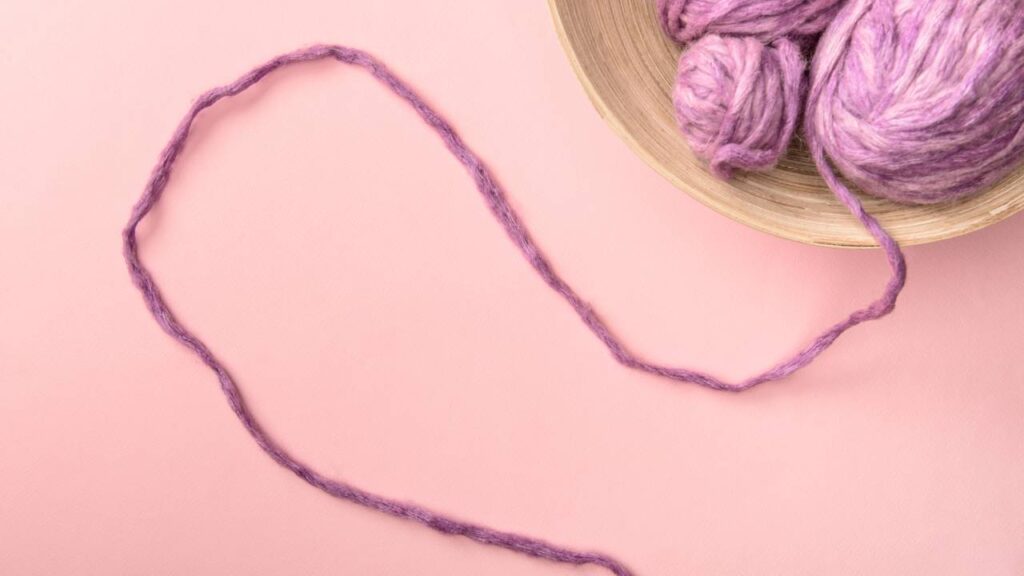 Caminho de mesa em crochê rosa antigo com flores 3D e toque romântico