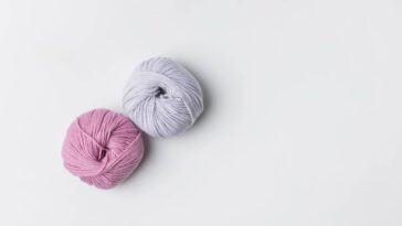 Esse modelo artesanal em crochê está ganhando espaço nos looks mais delicados da estação