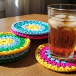Porta-copos de crochê colorido que protege e alegra a mesa