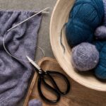 Centro de mesa de crochê roxo lavanda em formato de mandala