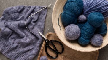 Centro de mesa de crochê roxo lavanda em formato de mandala