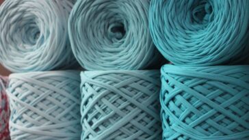 Bolsa meia-lua em crochê com fio náutico para looks de verão cheios de estilo