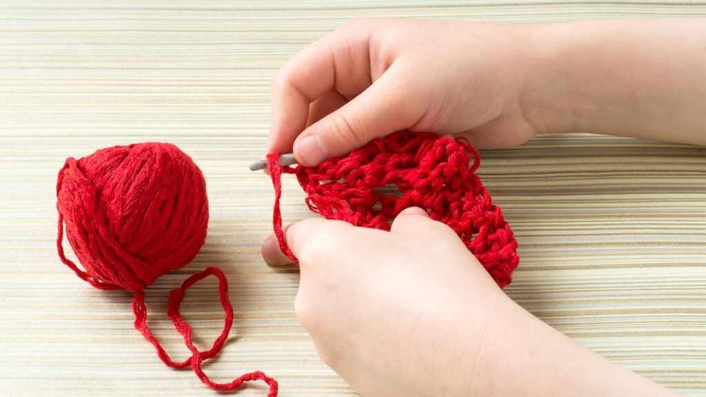 Porta-copos de crochê vermelho cereja em formato de frutas divertidas